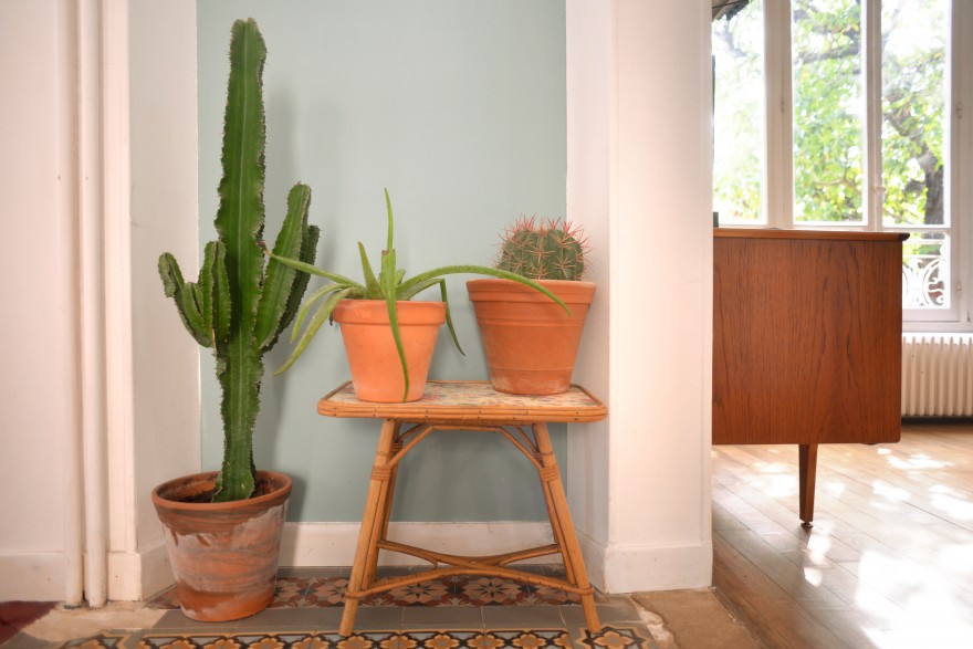 Petite table en bois et plateau vert années 60 - La Petite Factory de Julie